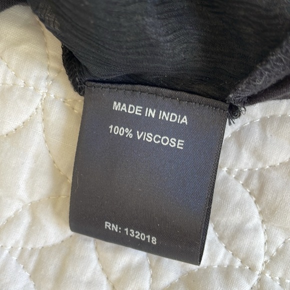 Light comfortable sleeveless summer blouse. - Picture 4 of 5